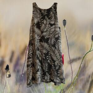 Final Touch sz medium. Olive green leaf print, polyester sleeveless shift dress.